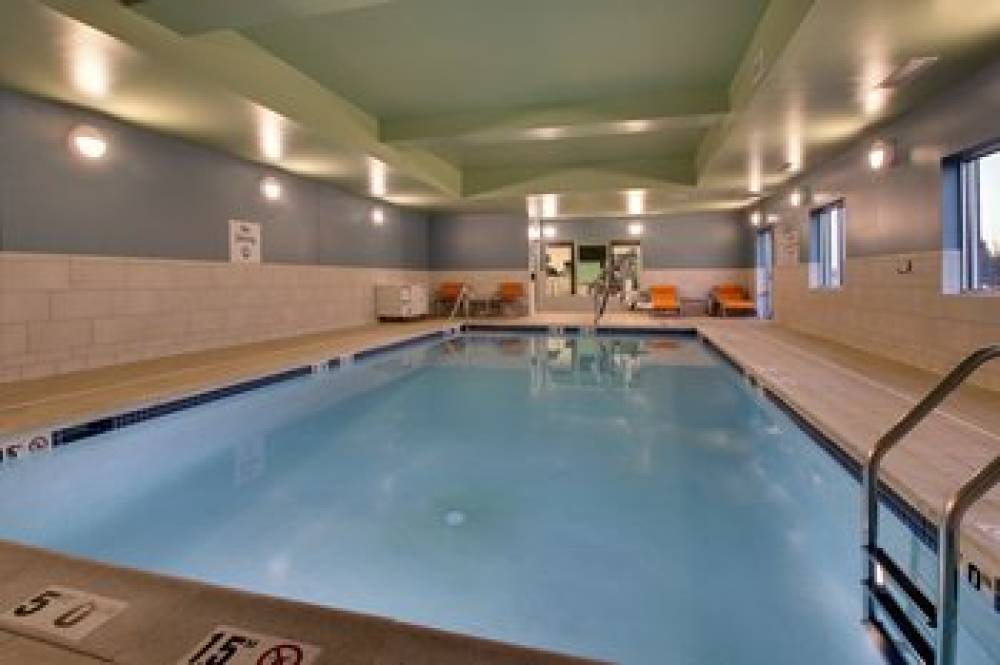 HOLIDAY INN EXP STES LANCASTER EAST 5