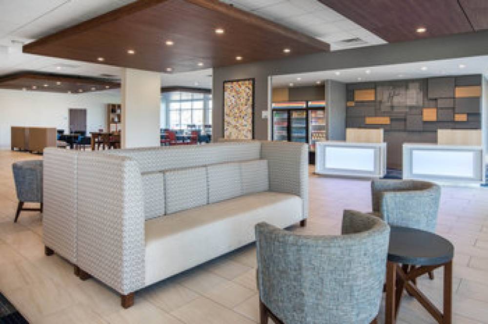 HOLIDAY INN EXP STES LUDINGTON 3