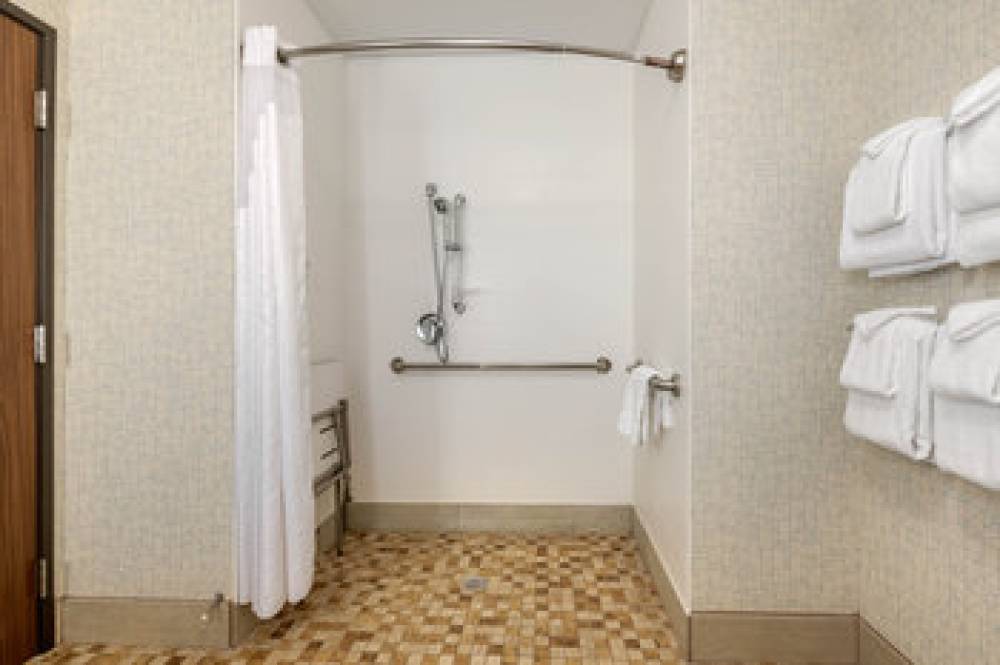 HOLIDAY INN EXP STES MADEIRA 4