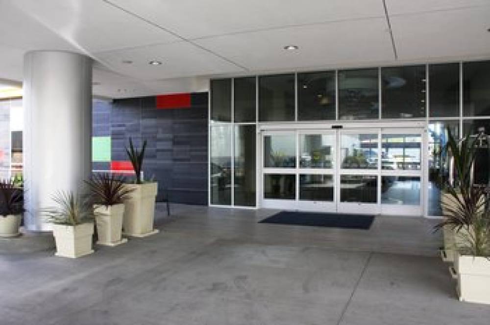 HOLIDAY INN EXP STES NORTH HOLL 4