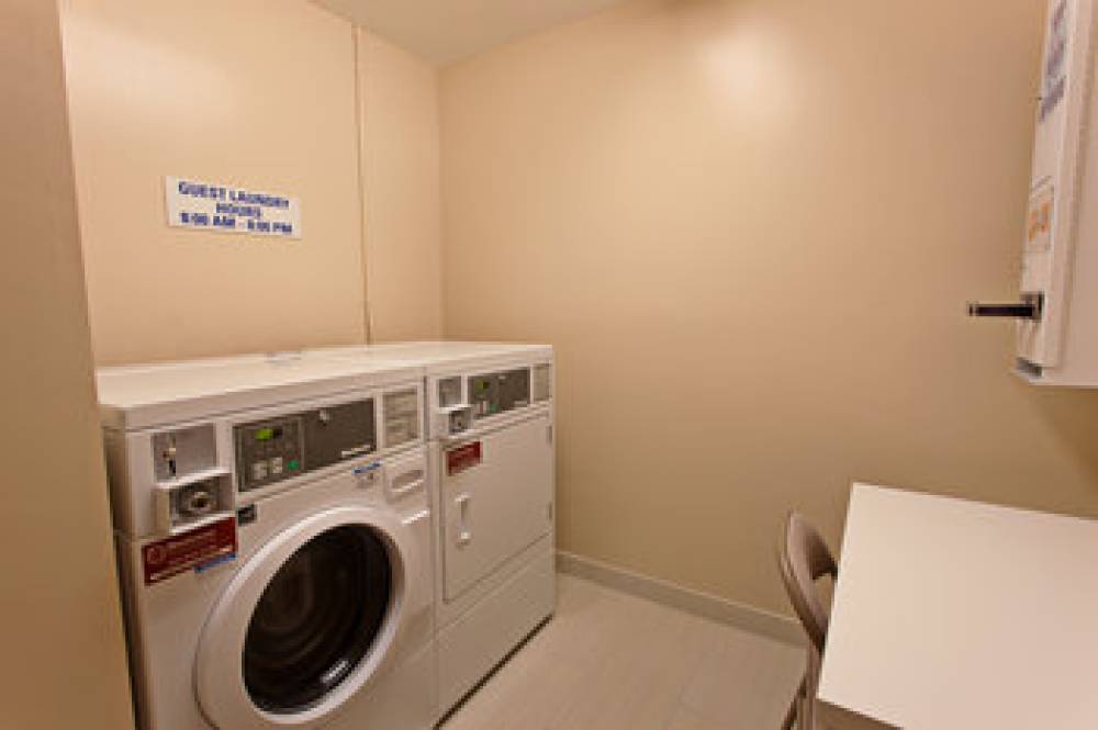 HOLIDAY INN EXP STES NORTH HOLL 8