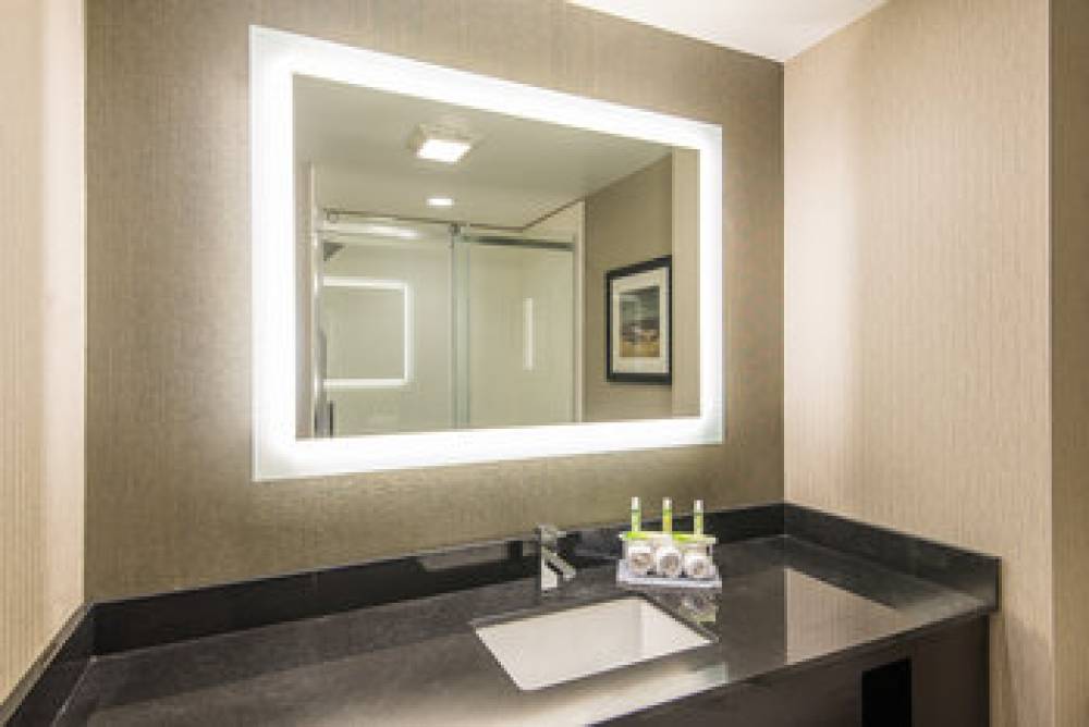 HOLIDAY INN EXP STES NORWOOD 7