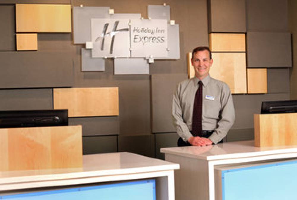 Holiday Inn Exp Stes Ralston