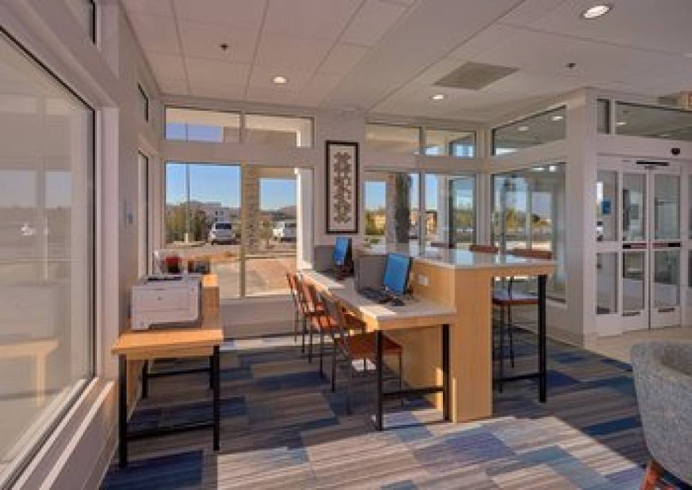 HOLIDAY INN EXP STES SEVIERVILLE BY 8