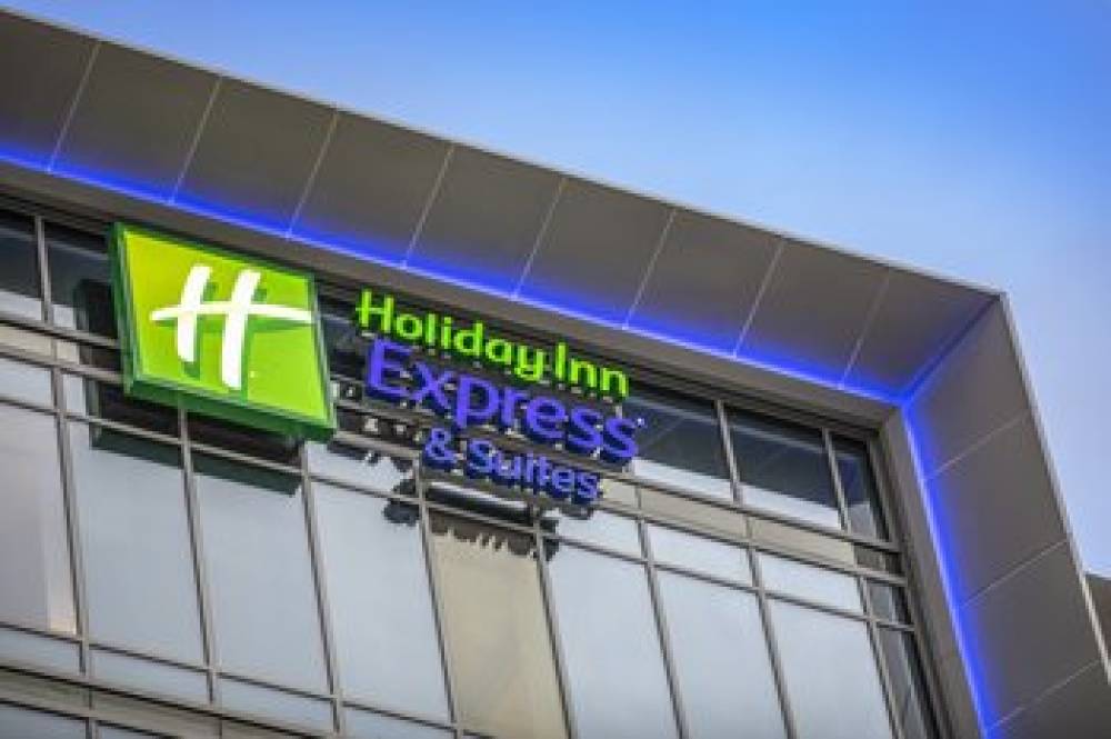 Holiday Inn Exp Stes Sunshine Coast