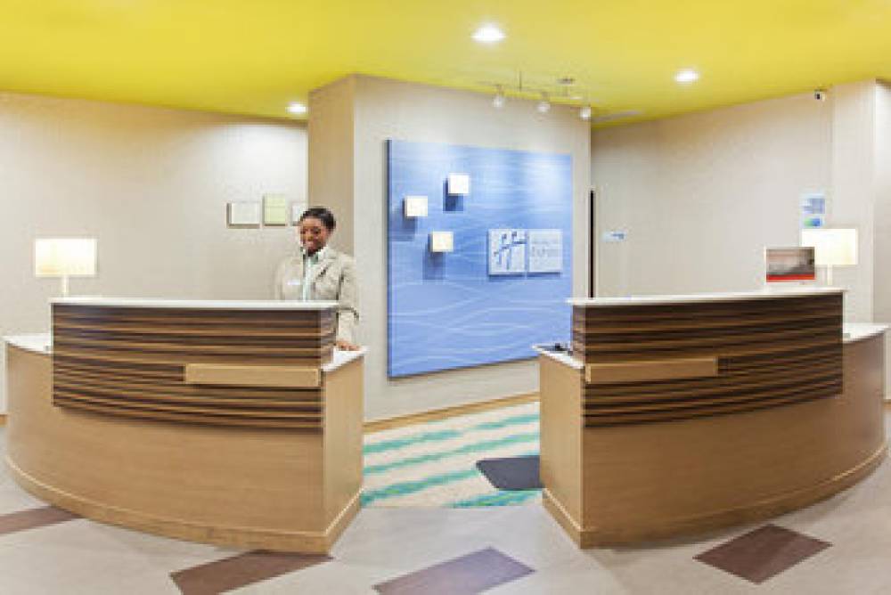 Holiday Inn Exp Stes Warner Rob
