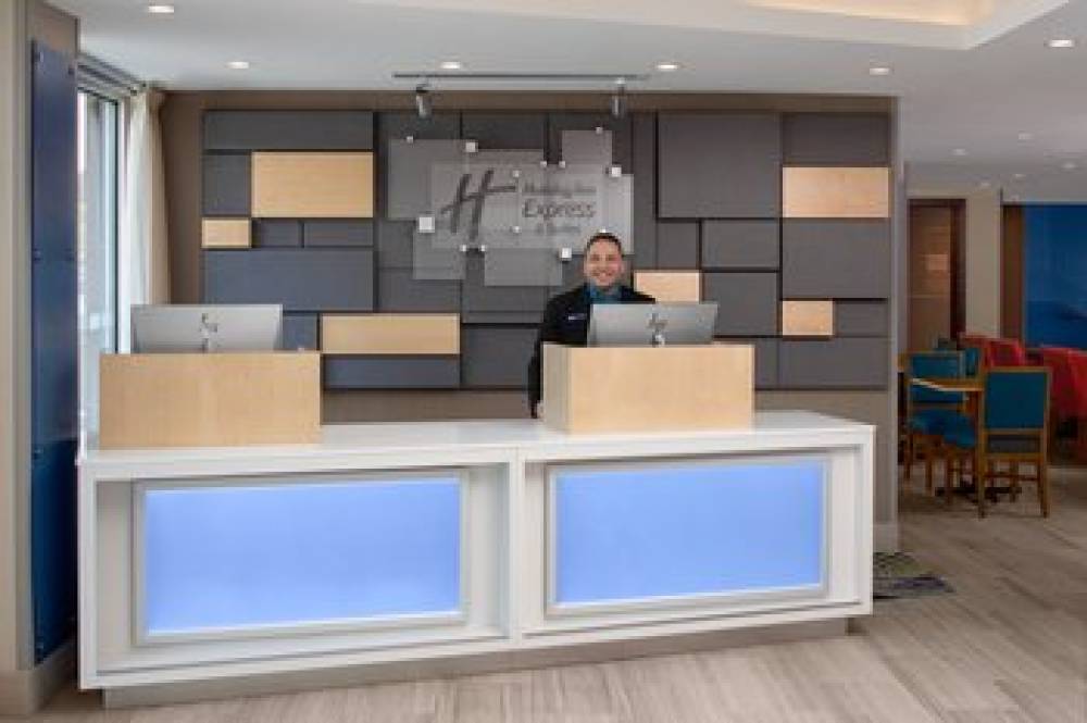 HOLIDAY INN EXP STES WOODSIDE QUEEN 8