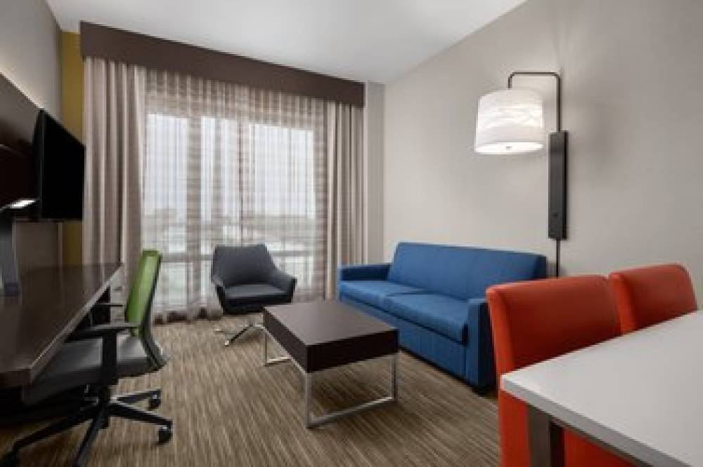 Holiday Inn Exp Stes Woodside Queen