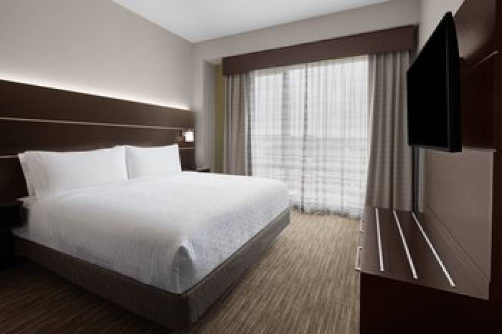 HOLIDAY INN EXP STES WOODSIDE QUEEN 10
