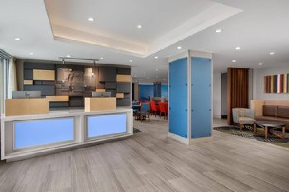 HOLIDAY INN EXP STES WOODSIDE QUEEN 7