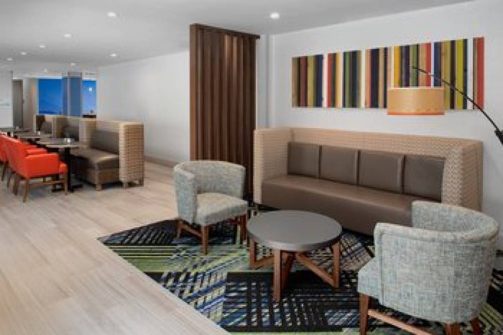 HOLIDAY INN EXP STES WOODSIDE QUEEN 5