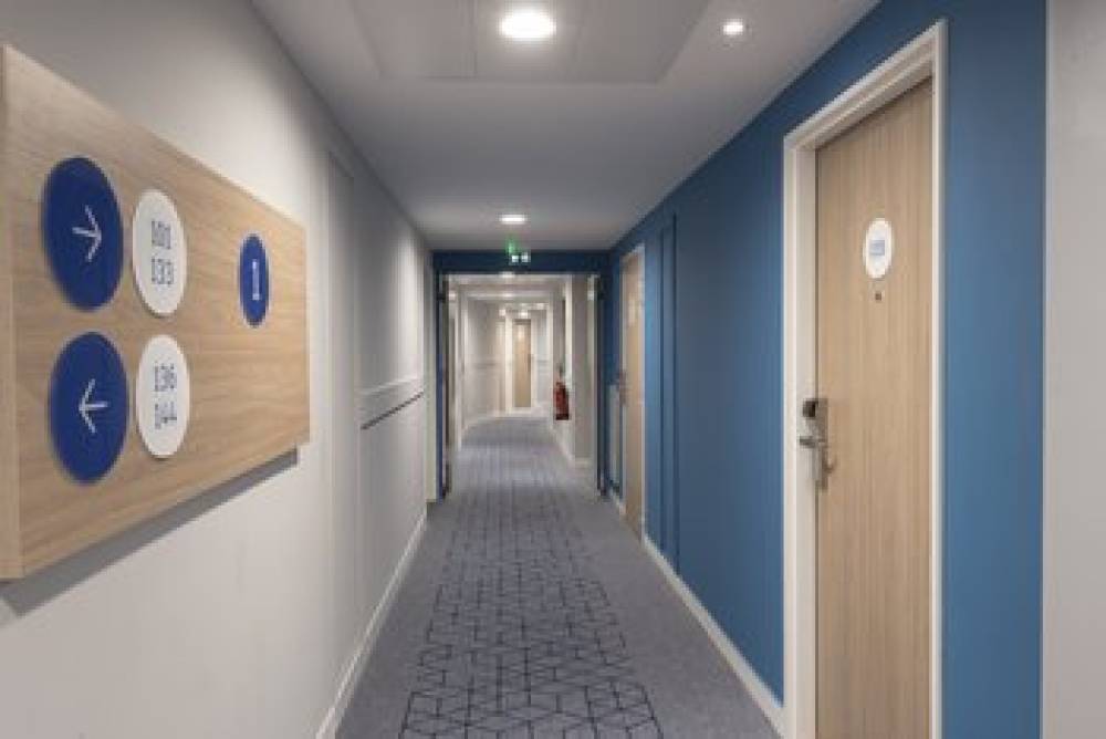 HOLIDAY INN EXP VELIZY 10