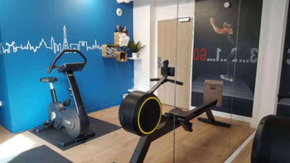 HOLIDAY INN EXP VELIZY 3