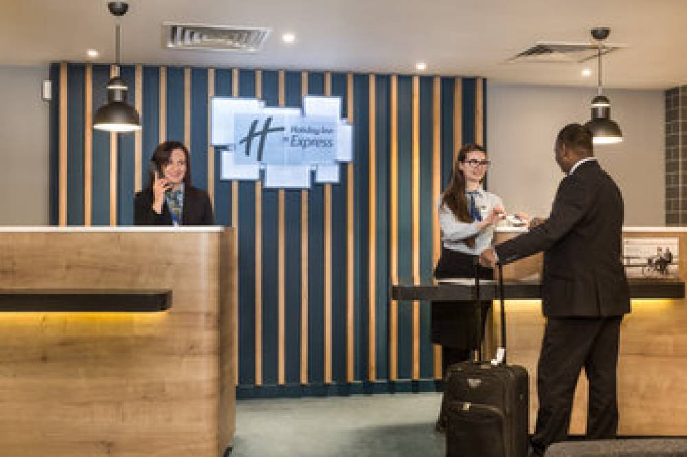 HOLIDAY INN EXP WATFORD JUNCTI 7