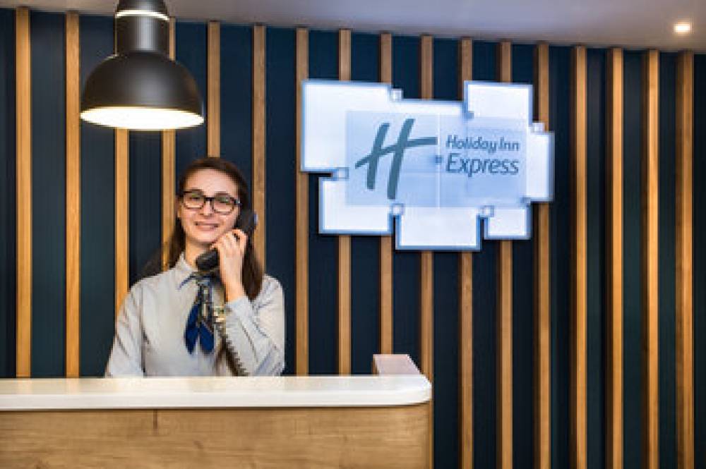 HOLIDAY INN EXP WATFORD JUNCTI 8
