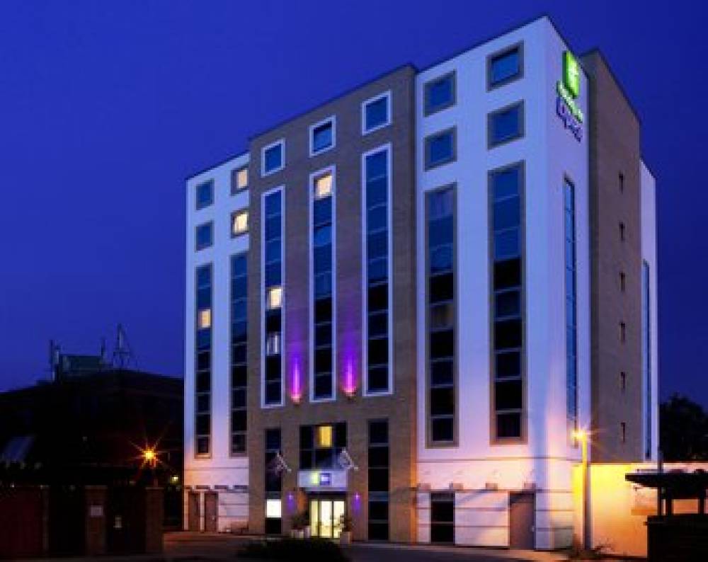HOLIDAY INN EXP WATFORD JUNCTI 1