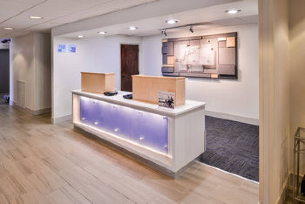 HOLIDAY INN EXPRESS BURLINGTON 5