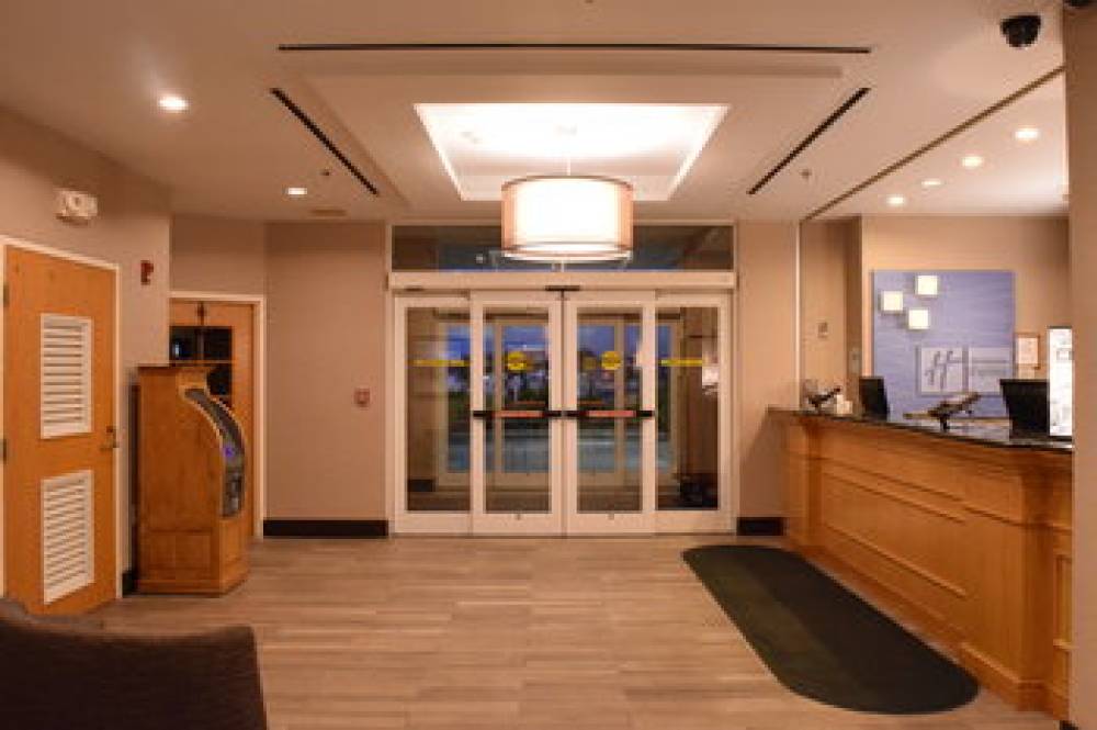 HOLIDAY INN EXPRESS BY IHG 9