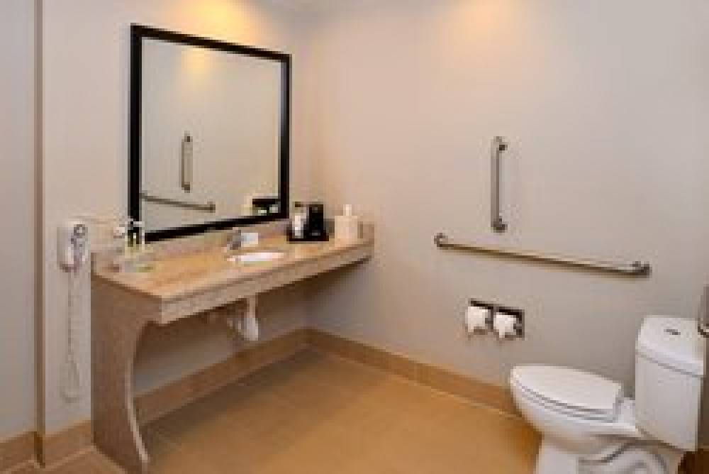Holiday Inn Express CRESTWOOD 8