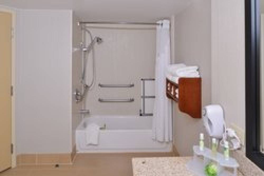 Holiday Inn Express CRESTWOOD 6