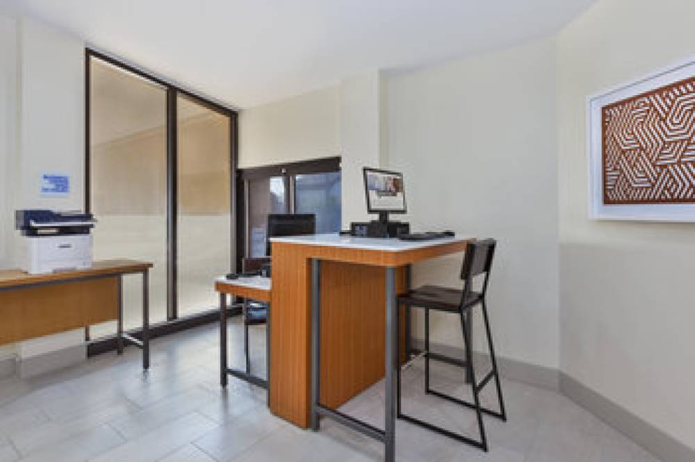 Holiday Inn Express DETROIT-WARREN (GM TECH CTR) 8