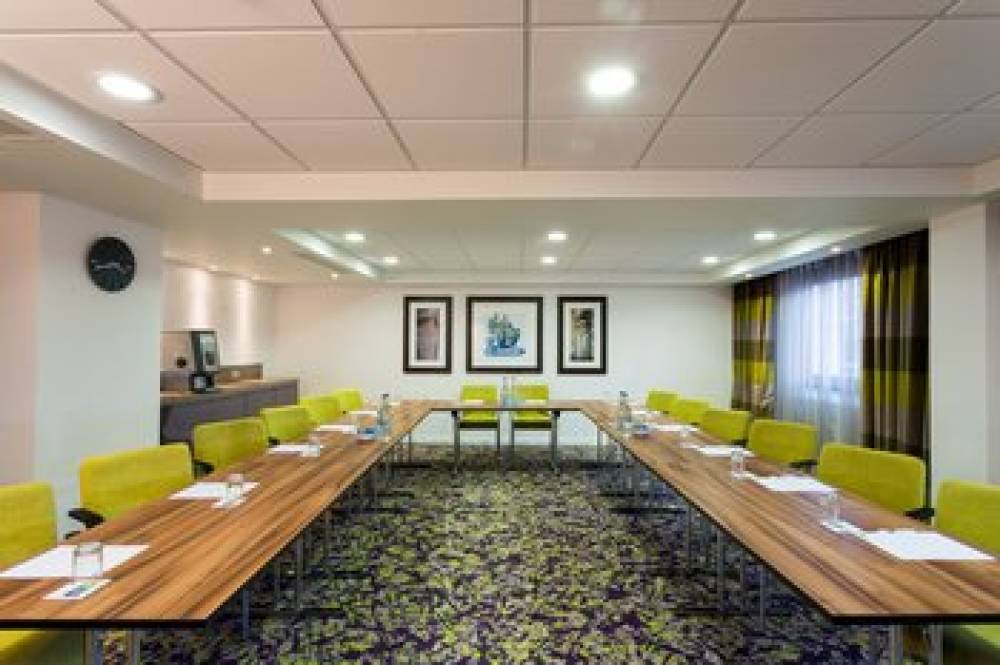 HOLIDAY INN EXPRESS HARLOW 7