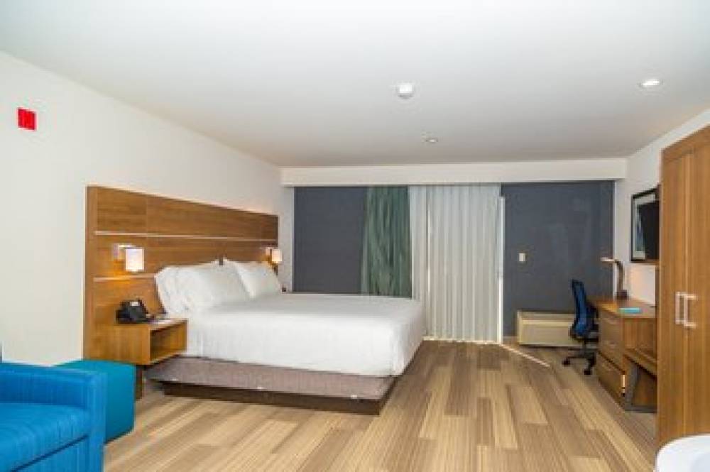 HOLIDAY INN EXP ARPT OLD TOWN 3