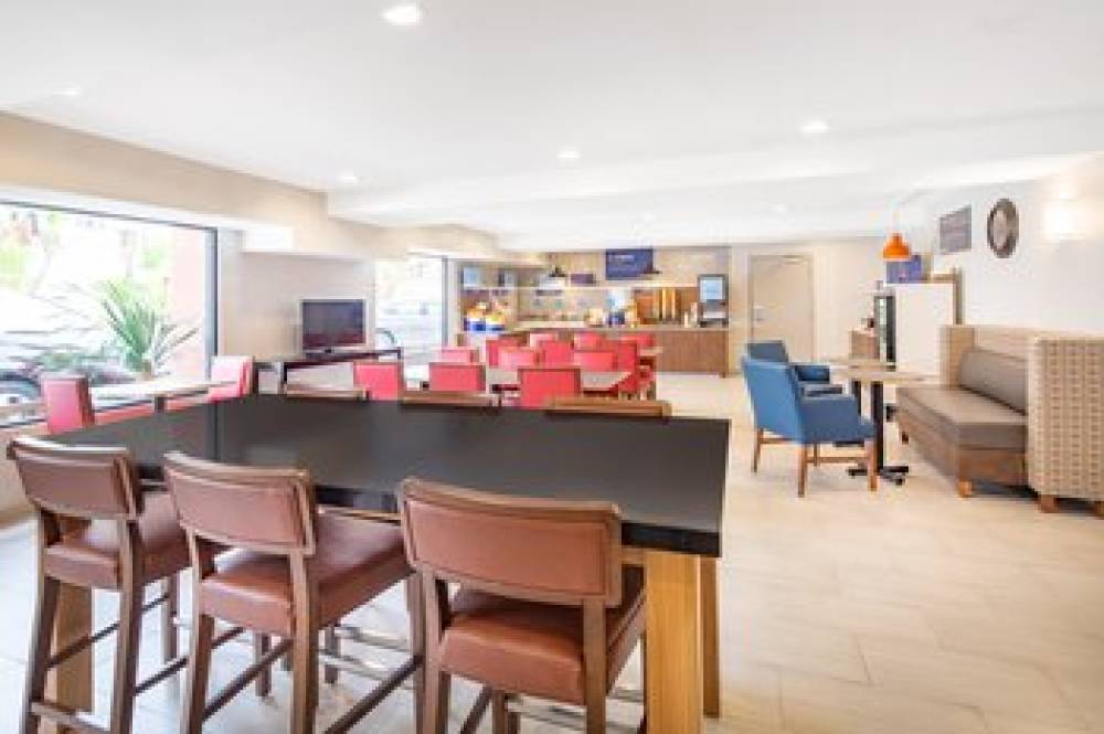 HOLIDAY INN EXP ARPT OLD TOWN 5