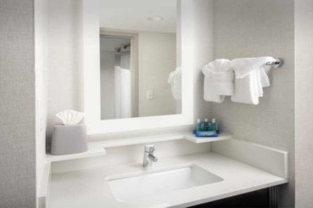 HOLIDAY INN EXPRESS SAUGUS BY IHG 10