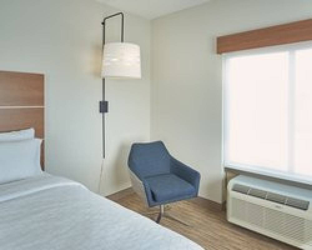 Holiday Inn Express & Suites AKRON REGIONAL AIRPORT AREA 6