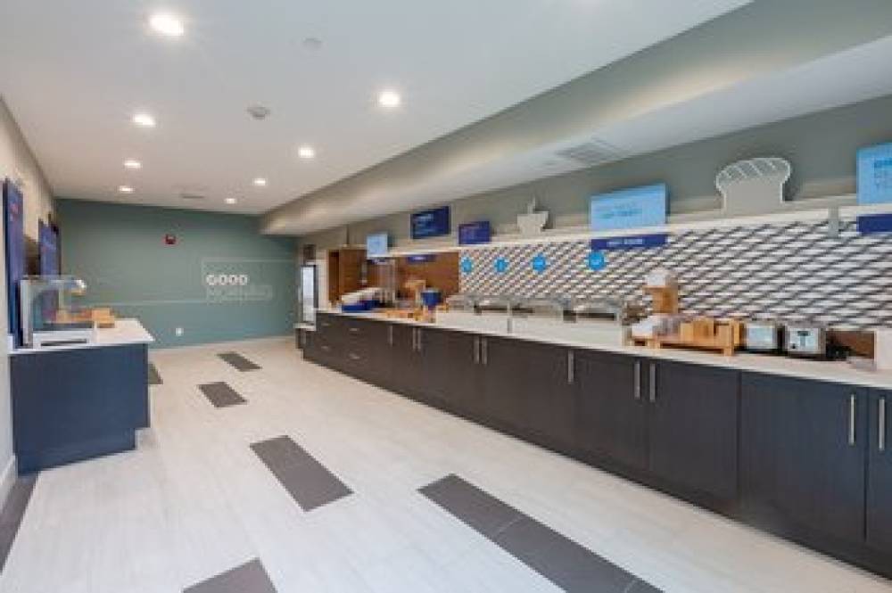 Holiday Inn Express & Suites ARLINGTON NORTH - STADIUM AREA 7