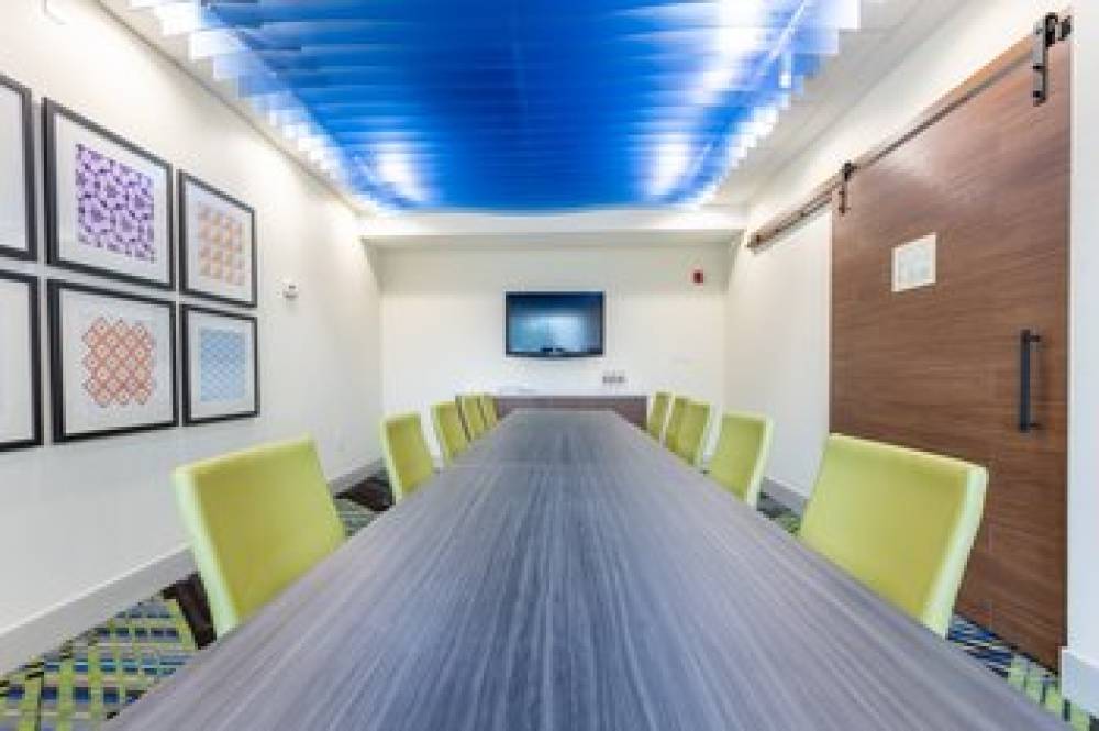 Holiday Inn Express & Suites ARLINGTON NORTH - STADIUM AREA 9