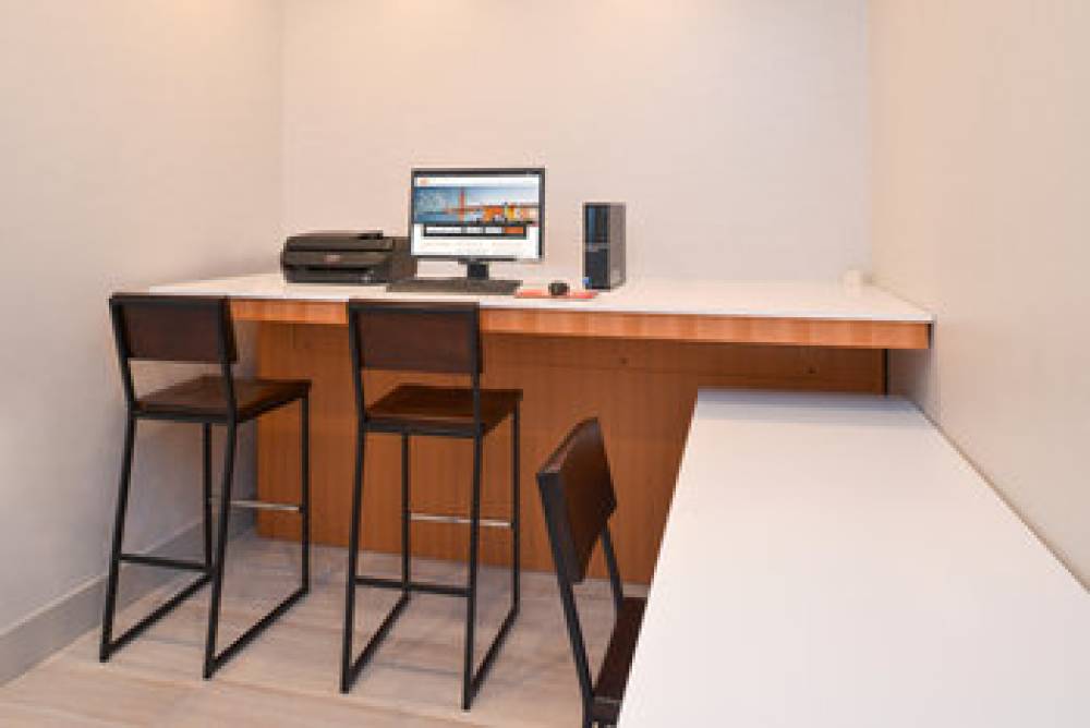 Holiday Inn Express & Suites AUSTIN NW - LAKELINE 7