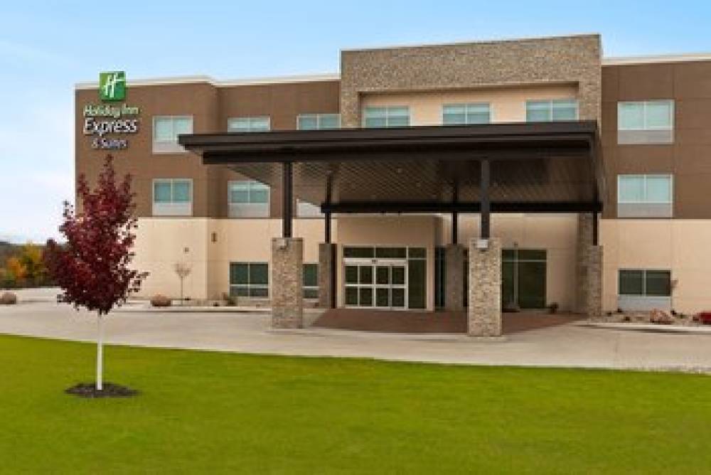 Holiday Inn Express & Suites BEAVER DAM 1