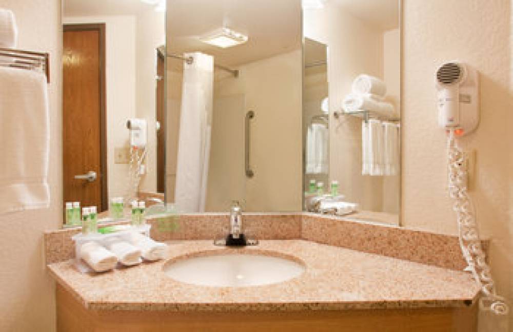 Holiday Inn Express & Suites BRANSON 76 CENTRAL 3