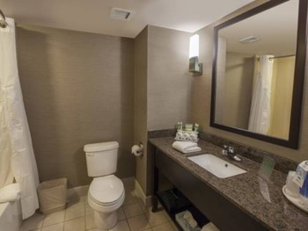 HOLIDAY INN EXP STES AIRPORT 2