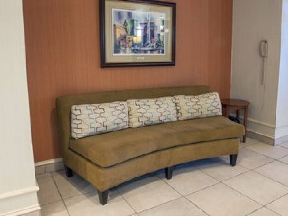 Holiday Inn Exp Stes Airport