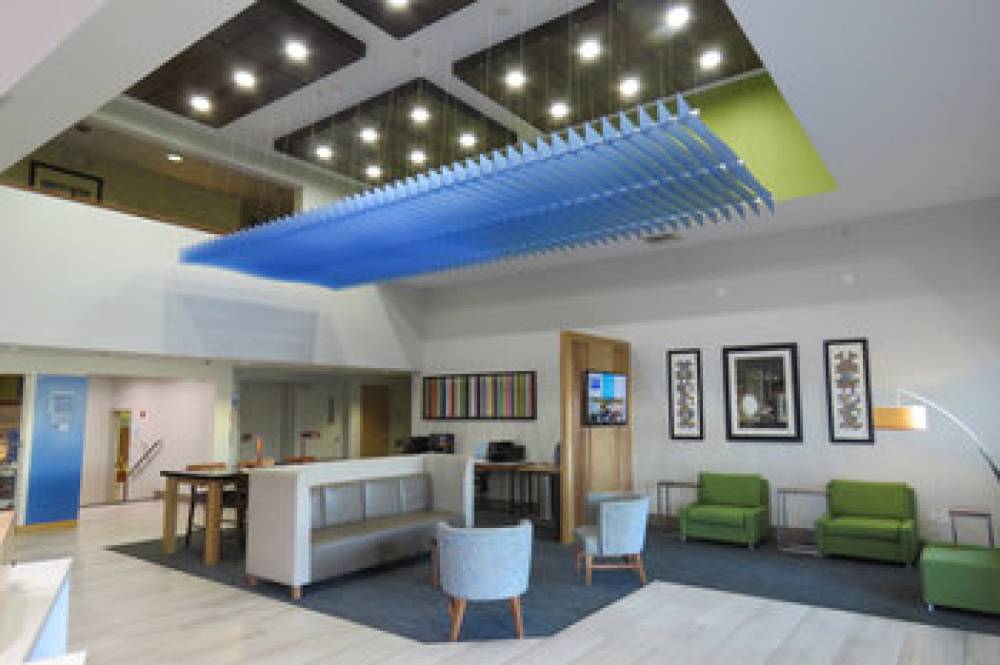 Holiday Inn Express & Suites BURLINGTON 10