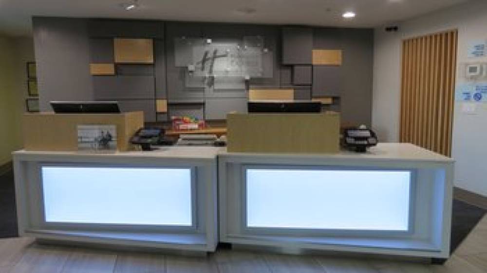 Holiday Inn Express & Suites BURLINGTON 8