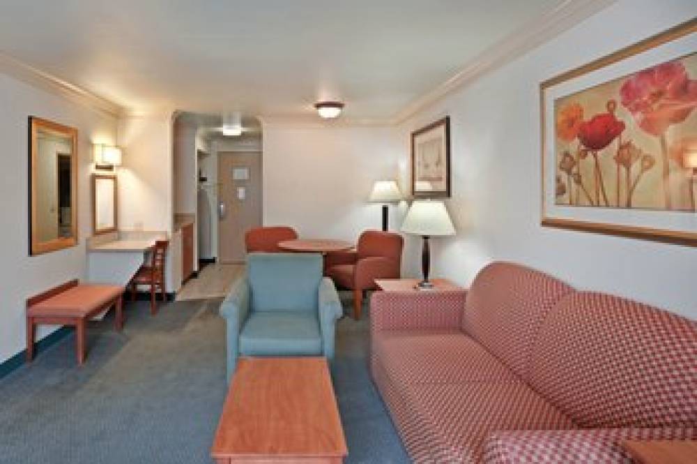 Holiday Inn Express & Suites BURLINGTON 2