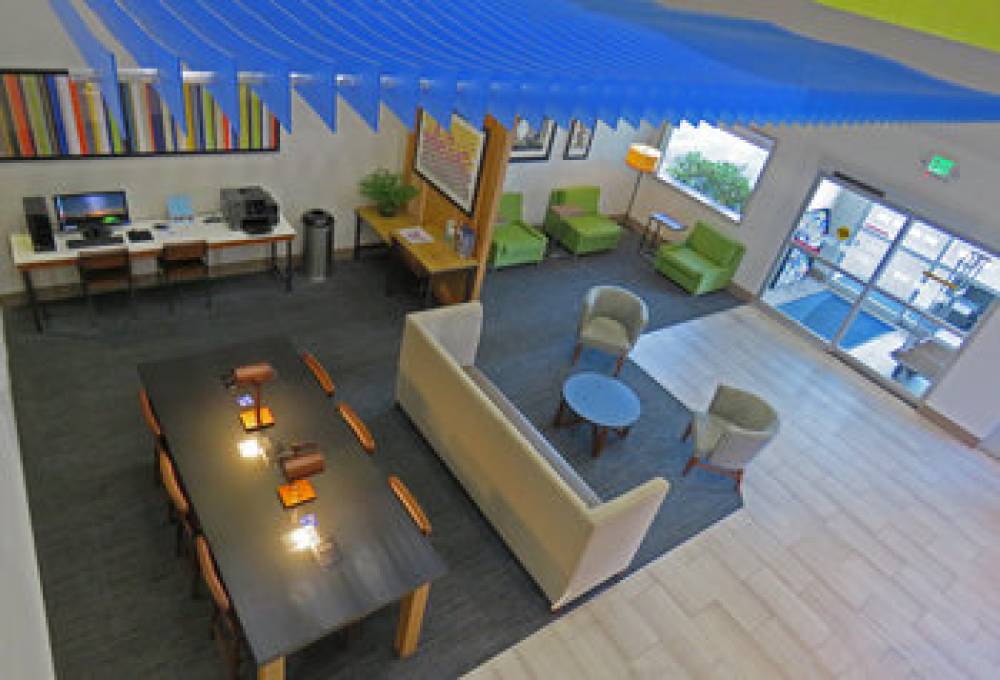 Holiday Inn Express & Suites BURLINGTON 6
