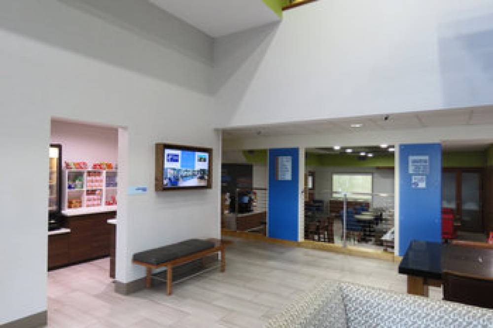 Holiday Inn Express & Suites BURLINGTON 4