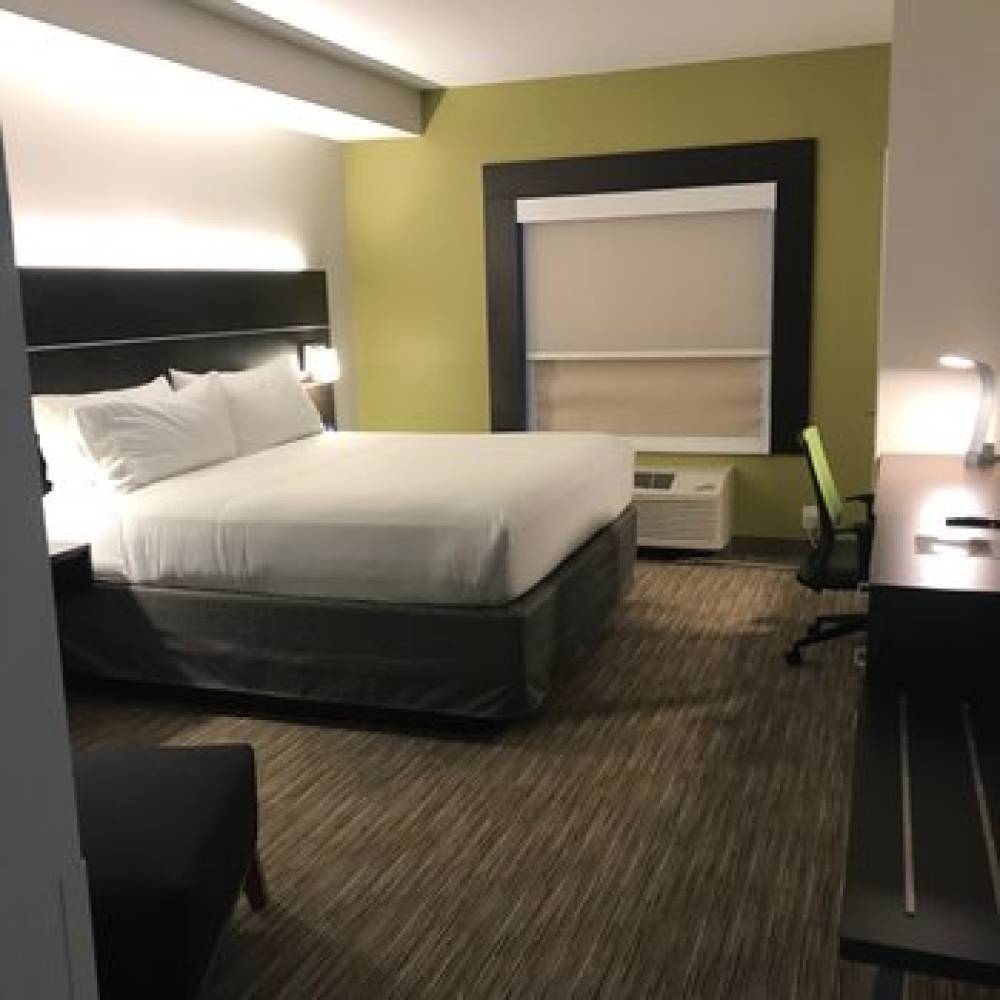 Holiday Inn Express & Suites CHARLOTTE- ARROWOOD 4