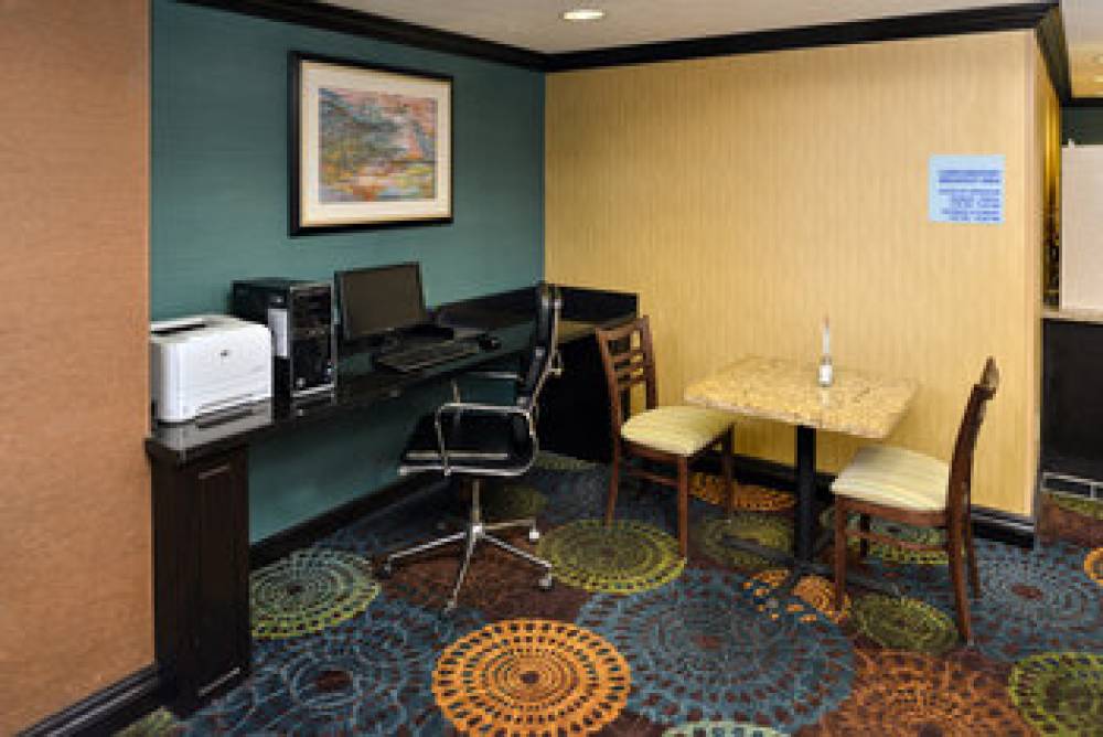 Holiday Inn Express & Suites CHARLOTTE 4