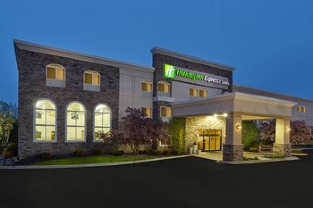 Holiday Inn Express & Suites Chicago Libertyville