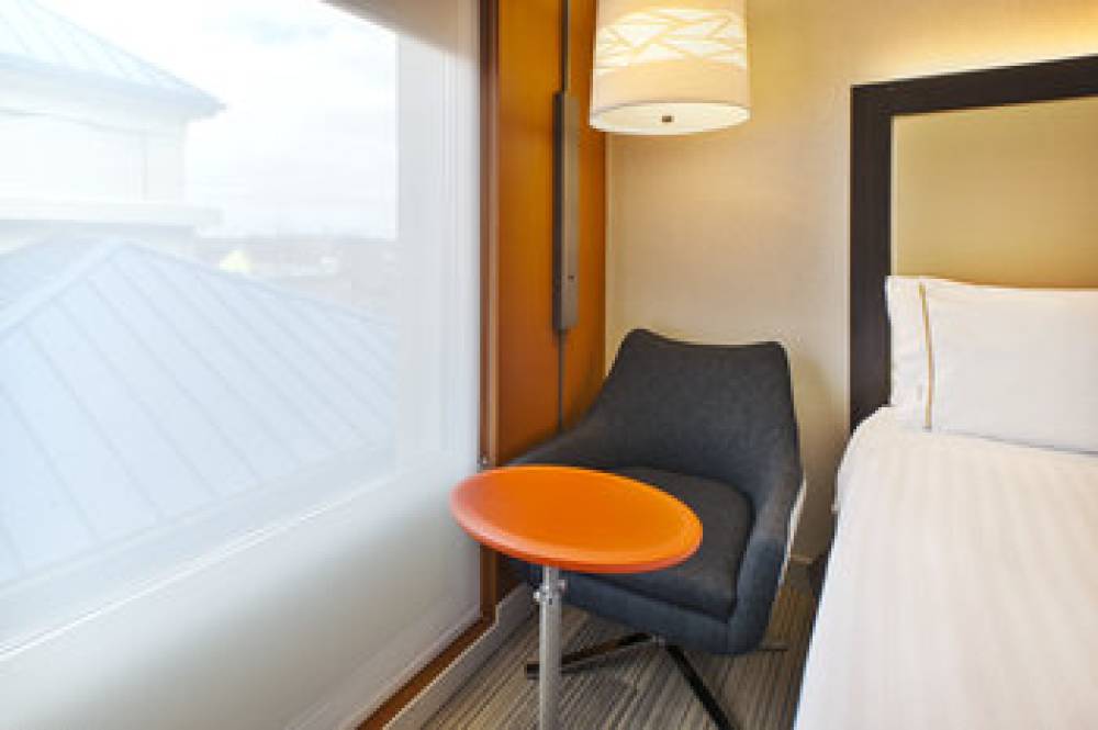 HOLIDAY INN EX STES MIDWAY APT 8