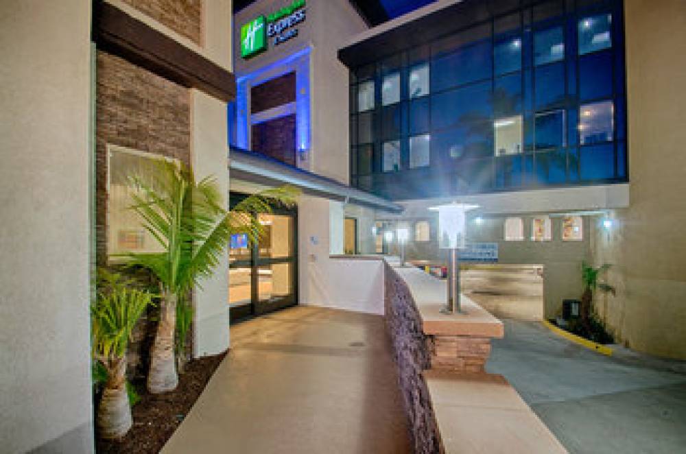 Holiday Inn Express & Suites Costa Mesa