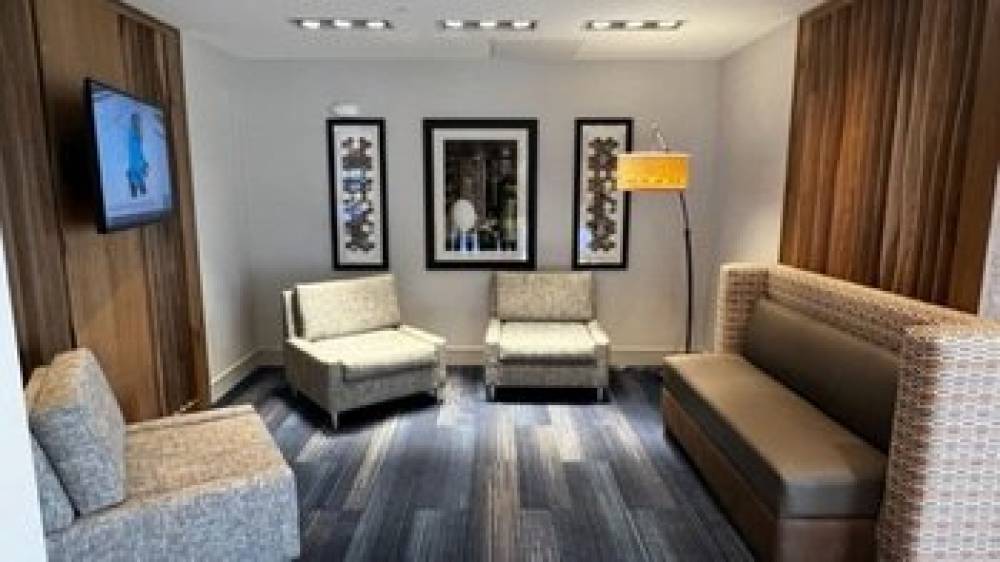 HOLIDAY INN EXP DENVER AIRPORT 4
