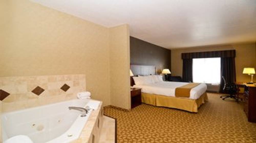 Holiday Inn Express & Suites FORT ATKINSON 2