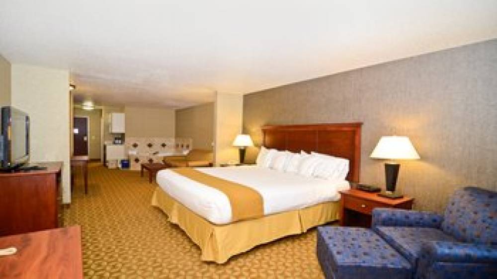 Holiday Inn Express & Suites FORT ATKINSON 4